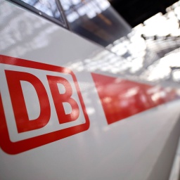 ICE mit Logo der Deutschen Bahn