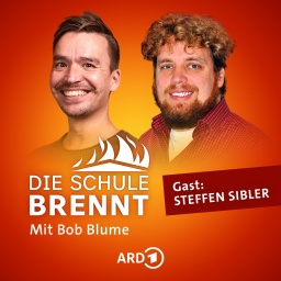 Steffen Sibler und Bob Blume auf dem Podcast-Cover von &#034;Die Schule brennt - Mit Bob Blume&#034;