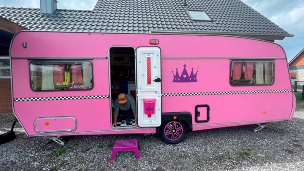 Mit dem pinken Wohnwagen an die niederländische Küste