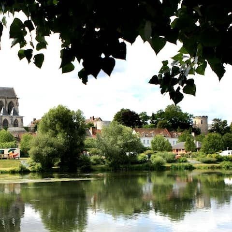 Eine Kirche am Ufer der Seine in der Normandie (Foto: imago images / Photo 12)