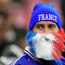 Ein französischer Bart mit Mütze und Weihnachtsmann-Bart bei der Fußball-WM 2022 in Katar.