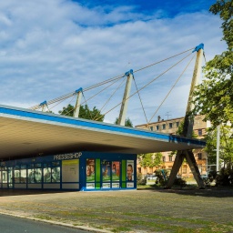 Der Busbahnhof in Chemnitz mit Pylonendach. Unter dem auslandenden Flachdach befinden sich Geschäftsräume.