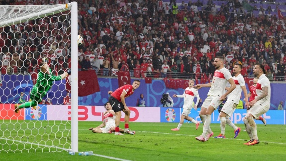 Sportschau Uefa Euro 2024 - Die Parade Von Türkei-keeper Mert Günok Im Video