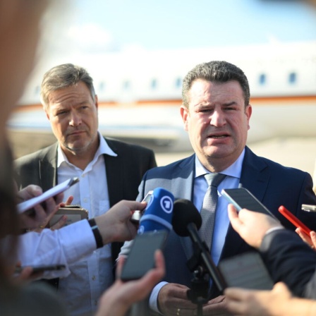 Bundesarbeitsminister Hubertus Heil (SPD) und Bundeswirtschaftsminister Robert Habeck vor dem Abflug nach Indien. (Bild: dpa/Sebastian Gollnow)