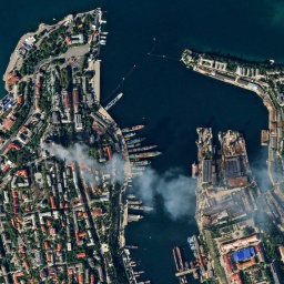 Auf einem Satellitenfoto ist zu sehen, wie Rauch aus dem Hauptquartier der russischen Schwarzmeerflotte in Sewastopol auf der Krim aufsteigt, nachdem es bei einem Raketenangriff des ukrainischen Militärs getroffen wurde.