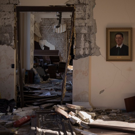 Blick ins Innere eines zerstörten regionalen Verwaltungsgebäudes in Charkiw.