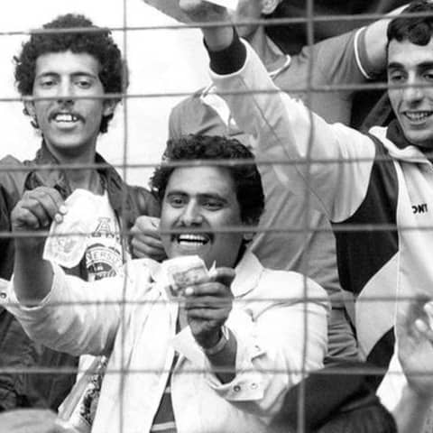 Algerische Fans zeigen Geldscheine am 25.06.1982 im Fußall-WM-Gruppenspiel Deutschland -Österreich im Molinon-Stadion in Gijon, Spanien.