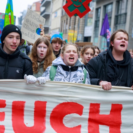 Schüler:innen demonstrieren für den Klimaschutz