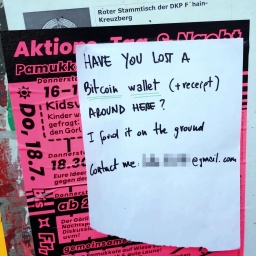 Ein handgeschriebener Zettel in Berlin-Kreuzberg weist auf den Verlust eines Bitcoin-Wallets hin (Bild: rbb/ Doris Anselm) 