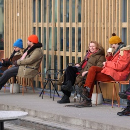 Menschen sitzen in einem Café in Helsinki (Bild: picture alliance/Sipa USA/SOPA Images)