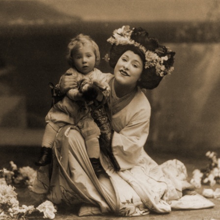 Geraldine Farrar mit einem Kind auf ihrem Knie in der Rolle von Cio-Cio San in Puccinis Oper "Madame Butterfly" 1908.