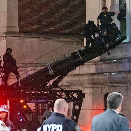 Mit einem taktischen Fahrzeug dringt die New Yorker Polizei in das obere Stockwerk der Hamilton Hall auf dem Campus der Columbia University in New York ein, nachdem das Gebäude von Demonstranten besetzt worden war.