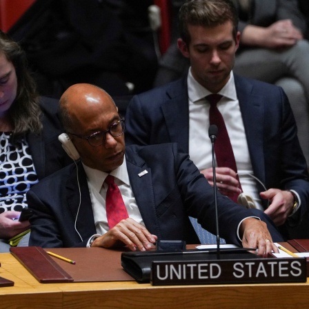 Der stellvertretende UN-Botschafter der USA, Robert Wood, lauscht einer Rede im UN-Sicherheitsrat.
