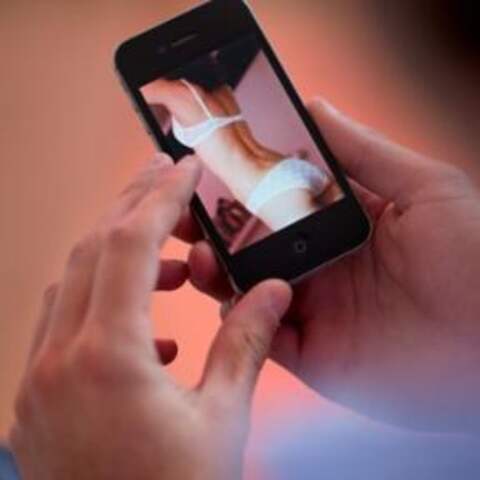 Erotisches Foto auf einem Smartphone