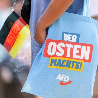 AfD-Wahlkampftasche mit Aufdruck: Der Osten macht&#039;s