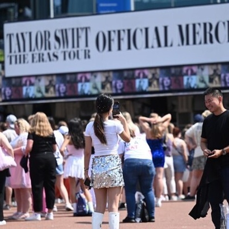 Fans von Taylor Swift stehen am Donnerstag, 18. Juli 2024 in Gelsenkirchen in der Taylor Town und vor der Veltins Arena. Deutschland NRW Gelsenkirchen