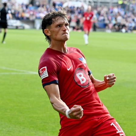 Hertha-Stürmer Fabian Reese bejubelt seinen Siegtreffer in Kiel