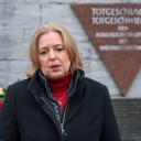 Berlin: Bundestagspräsidentin Bärbel Bas (SPD) legt einen Kranz an der Gedenktafel "Rosa Winkel" am Nollendorfplatz für die im Nationalsozialismus verfolgten Homosexuellen nieder. 