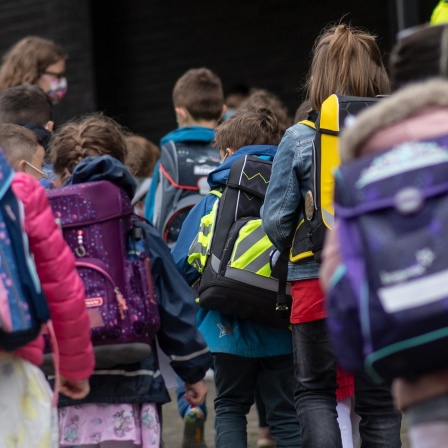 Kinder mit ihren Schultaschen