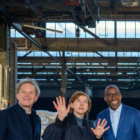 Ephraim Gothe (SPD,l-r), Antje Blumenstein, Vorstand des Uferhallen e.V., Joe Chialo (CDU), Felix Fessard und Jasper Bieger unterhalten sich nach einer Pressekonferenz zur die Rettung der Uferhallen, Berlin 2024; © dpa/Soeren Stache