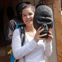 Anna mit einer geschnitzten Gorilla-Maske in der Hand. | Bild: BR, Text und Bild Medienproduktion GmbH & Co. KG