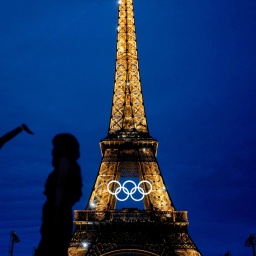 Der Eiffelturm in Paris mit den Olympischen Ringen