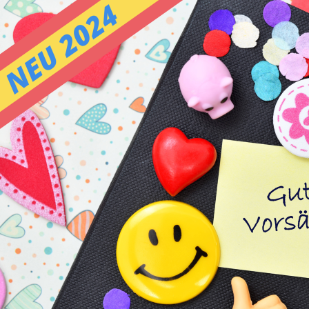 Kalender mit Zettel und Aufschrift Gute Vorsätze für das neue Jahr 