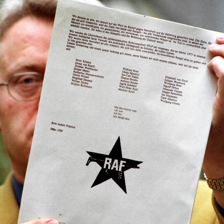 Die letzte Seite des insgesamt acht Seiten umfassenden Briefes der "Rote Armee Fraktion" (RAF) wird am 21.4.1998 auf einer Pressekonferenz vom Pressesprecher des Bundeskriminalamtes präsentiert.