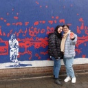 Iran, Tehran, 9.2.2023: zwei junge Frauen ohne Kopftuch posieren an der Mauer der ehemaligen US-Botschaft (Bild: IMAGO/ZUMA Wire)