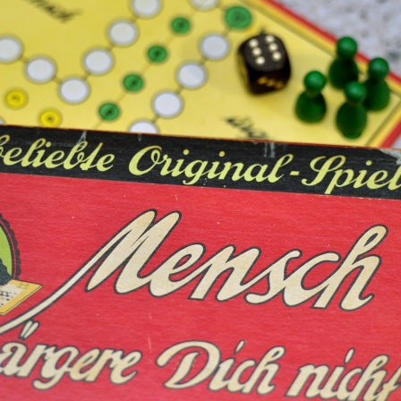 Eine Schachtel des Brettspiels "Mensch ärgere dich nicht"