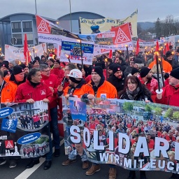 eschäftigte von Thyssenkrupp Steel demonstrieren gegen eine geplante Standortschließung im Siegerland. 