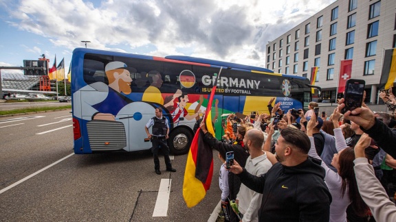 Sportschau Uefa Euro 2024 - Die Busfahrt Des Dfb-teams Im Re-live