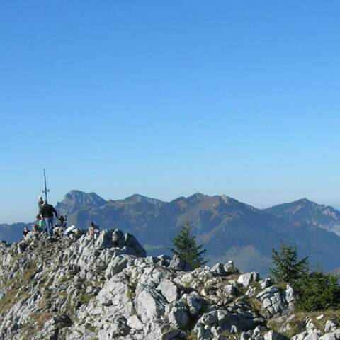 Der Gipfelgrat des Brünnsteins, im Vordergrund Wanderer, im Hintergrund blauer Himmel | Bild: BR / Klaus Schneider