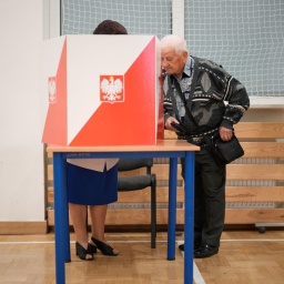 Wähler geben in einem Wahllokal in Warschau, Polen, während der letzten Runde der Präsidentschaftswahlen des Landes ihre Stimme ab.