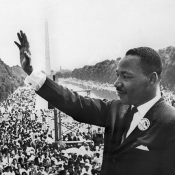 Der US-Bürgerrechtler Martin Luther King winkt am 28.8.1963 von der Lincoln Gedächtnisstätte in Washington aus seinen Anhängern zu .