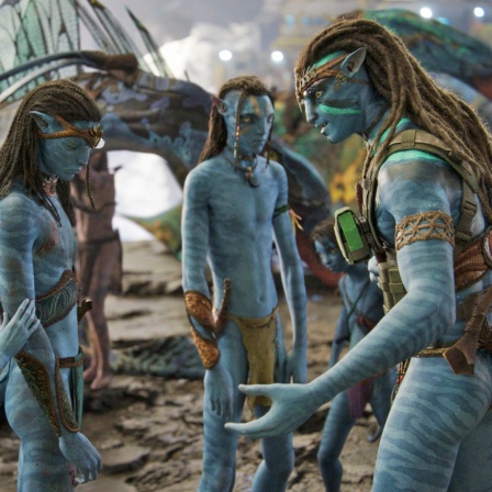 Jake Sully (Sam Worthington, r.) mit seiner Navi-Familie - Filmszene aus "Avatar 2 - The Way of Water" von James Cameron 