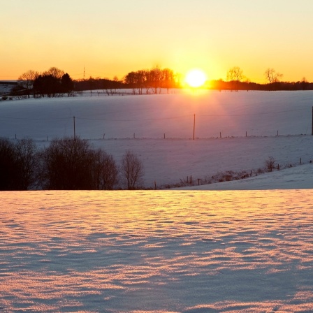 Sonnenuntergang über Winterlandschaft in Wipperfürth, Nordrhein-Westfalen