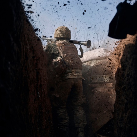 Ein ukrainischer Soldat feuert eine Panzerfaust ab während eines Gefechts mit russischen Truppen in der Nähe von Bachmut.