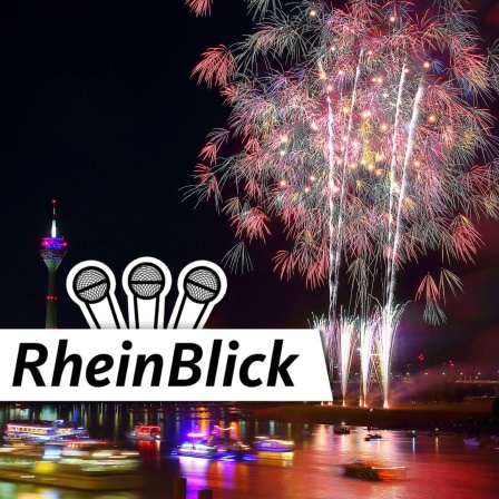 Feuerwerk über Düsseldorf mit Blick auf den Rheinturm