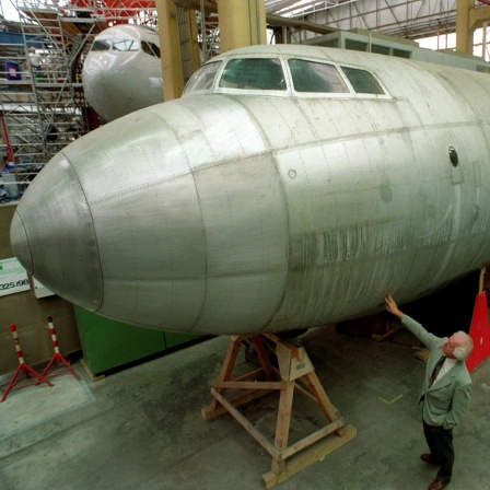 Der instandgesetzte Rumpf der"BB -152", dem einzigen DDR-Düsenverkehrsflugzeug, steht 1999 zum Innenausbau in einer Halle der Elbe-Flugzeugwerke in Dresden. Der Prototyp stürzte beim zweiten Flug am 4. März 1959 bei Dresden ab. Das Projekt wurde daraufhin eingestellt