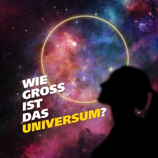 Schattenriss einer Frau, die in den Sternenhimmel blickt. Ein Kreis im Firmament versinnbildlicht die Frage nach der Größe des Universums. Schrift: Wie groß ist das Universum?