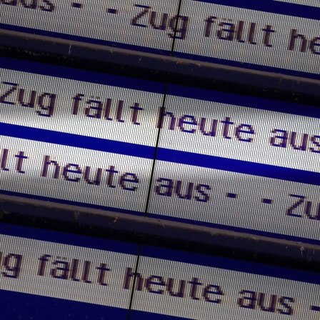 "Zug fällt heute aus" ist auf einer Anzeigetafel der Deutschen Bahn zu lesen (Bild: dpa / Karl-Josef Hildenbrand)
