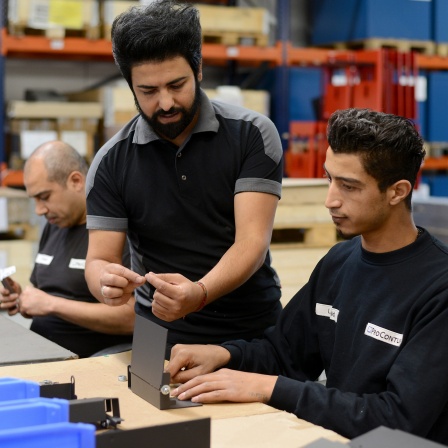 Mohamad Hadri, Massud Anwari und Issa Khaled arbeiten 2019 an Gehäuseteilen.