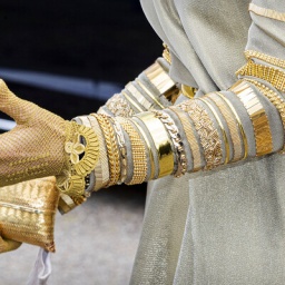 Der Arm von Königin Maxima behängt mit Goldschmuck.