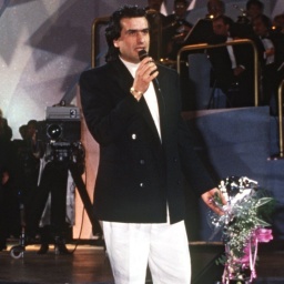 Toto Cutugno singt 1990 beim Grand Prix noch einmal seinen Siegertitel. Er belegt für Italien den 1. Platz