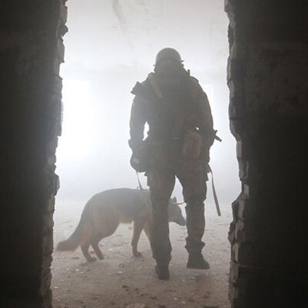 Ein russischer Soldat mit einem Hund.