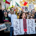 Die iranische Community von Washington singt iranische Lieder bei Protesten im Oktover 2022, um ihre Landsleute zu unterstützen.