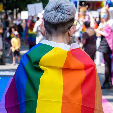Mann mit Regenbogenflagge beim CSD Berlin