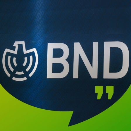 Das Logo des BND ist am Stand des Bundesnachrichtendienstes auf eine Wand gedruckt.  | Bild: picture alliance/dpa | Oliver Berg