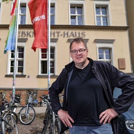 Sören Pellmann (Die Linke) steht vor dem Karl-Liebknecht-Haus seiner Partei in Leipzig.
